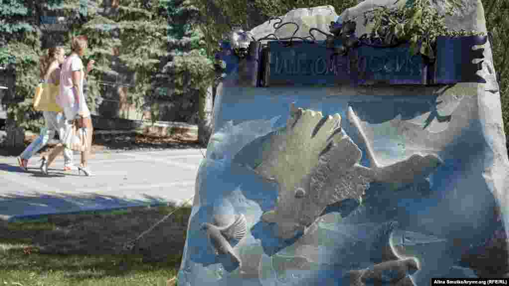 Памятник «Наш дом – Россия». Памятный знак открыли 16 марта 2015 года – к первой годовщине «референдума» – у здания администрации Симферополя. По словам подконтрольного России председателя городской администрации Симферополя Геннадия Бахарева, этот монумент – «знак благодарности защитникам Крыма в период Русской весны»
