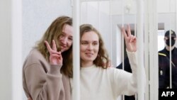 “Белсат” каналынын журналисттери Екатерина Андреева жана Дарья Чульцова cот залында