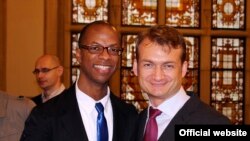 Cuplul gay Coman-Hamilton, care a obligat Curtea Constituțională să spună că există mai multe tipuri de familie
