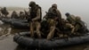 Група украински морски пехотинци на брега на Днепър на фронтовата линия край Херсон. Снимката е от 14 октомври.