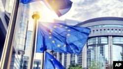 Zastava EU ispred zgrade Evropskog parlamenta (foto arhiv)