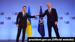 Президент України Володимир Зеленський (ліворуч) та генеральний секретар НАТО Єнс Столтенберґ (фото архівне)