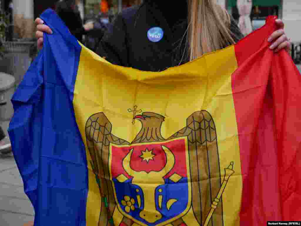 În jurul orei 16.00, peste 46% din cetățenii cu drept de vot din Republica Moldova, adică 1,28 milioane de persoane se prezentaseră la urne. Peste 200.000 de moldoveni stabiliți în afara țării au votat în străinătate, cei mai mulți având între 36 și 45 de ani.