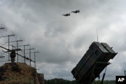 Україні бракує як самих ЗРК Patriot, так і ракет до них. На фото: F-16 пролітають над ЗРК Patriot в Україні, 4 серпня 2024 року