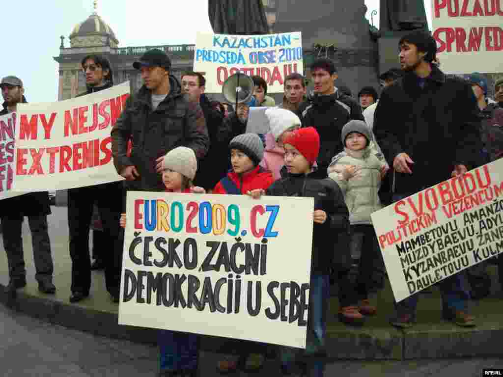 Казахские беженцы предъявили властям Чехии политические требования - Казахские беженцы вышли на митинг с лозунгами на чешском и английском языках. Двухчасовая демонстрация протеста была санкционирована пражскими властями.