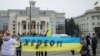 У центрі Херсону люди радіють звільненню міста з-під окупації Росією та втечі армії РФ. Херсон, 12 листопада 2022 року 