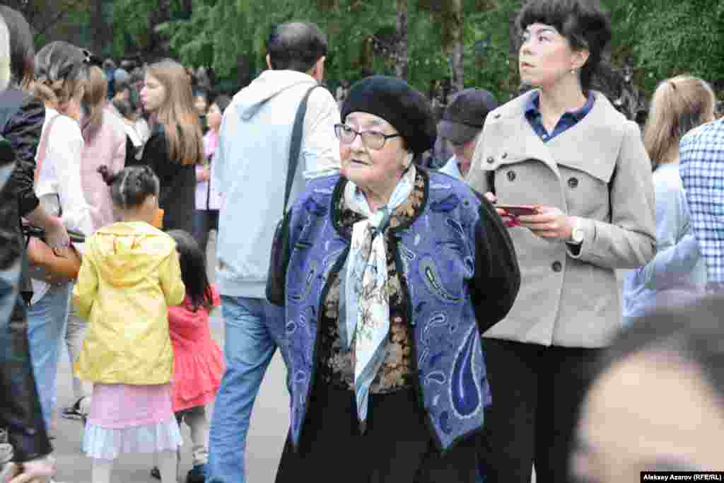 83-летняя Шлопан Токсанбаева, в прошлом работавшая редактором издательства «Онер», на «Ночь в музее» пришла с внучкой Айгерим. На «Ночь в музее» пожилая женщина пришла впервые, а вообще в этот музей – во второй раз. Чаще посещает Центральный государственный музей – примерно раз в три месяца, как позволяет возраст. Рассказала, что, когда ездила по Советскому Союзу, регулярно посещала в других городах музеи, церкви. Внучка Айгерим ходила сюда в студию изобразительного искусства. Но давно здесь не была. И испытывает чувство ностальгии. Примерно раз в два месяца посещает Центральный государственный музей Казахстана с сыном, которому очень нравится там бывать. Алматы, 18 мая 2019 года.