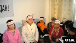Ostavim Narodu Zhilye members announcing the continuation of their hunger strike