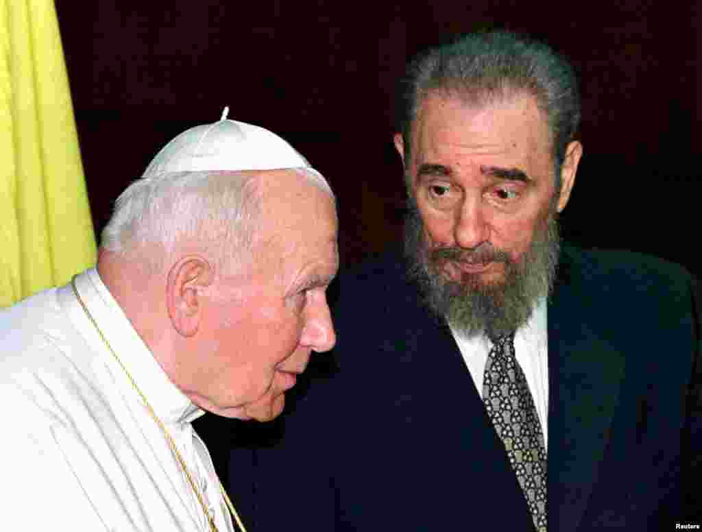 Castro razgovara sa papom Ivanom Pavlom II tokom posjete poglavara Rimokatoličke crkve Havani, januar 1998.