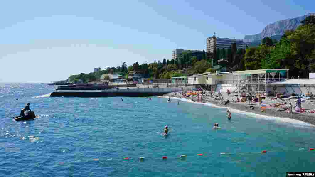 Визитная карточка курорта – скульптура «Русалка на камне» того же скульптора