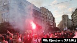 Okupljenima na protestu desno orijentisanih organizacija policija nije dozvolila da priđu Prajdu