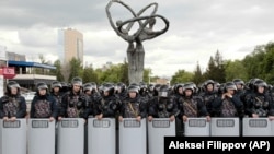 Полиция блокирует территорию во время протестов против президентских выборов в Нур-Султане. 10 июня 2019 года