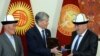 Манасчы Жусуп Мамайдын сыйлыгы балдарына тапшырылды