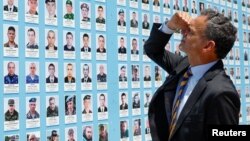 Ministrul olandez de Externe, Caspar Veldkamp, vizitează Zidul Memoriei Apărătorilor Căzuți ai Ucrainei în timpul unei vizite în Ucraina.