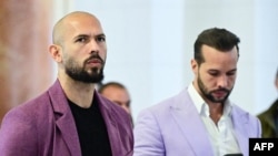 Andrew Tate (stânga) și fratele său, Tristan, la Curtea de Apel din București, România, pe 10 decembrie 2024.