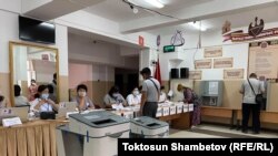 Один из избирательных участков в Бишкеке. 11 июля. 