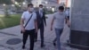 Азамата Дыйканбаева ведут в суд. 20 мая 2021 года. 