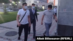 Азамата Дыйканбаева ведут в суд. 20 мая 2021 года. 