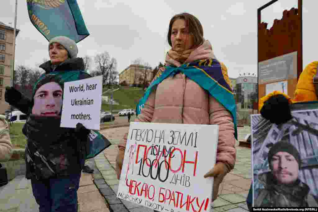 Рідні військовополонених на мирній акції у Києві. 