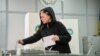 Sondajele de opinie de dinaintea alegerilor indicau o victorie pentru Maia Sandu și un „Da” ceva mai hotărât la referendum. Luni dimineața, Moldova era trasă spre Europa de voturile a doar 2.000 de oameni.
