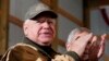 Губернаторът на Минесота Тим Уолз аплодира президента Джо Байдън, който говори във фермата Дъч Крийк в Нортфийлд, Минесота, 1 ноември 2023 г. 