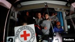 Освобожденные Израилем палестинские заключенные в автобусе Международного комитета Красного креста, 20 января 2025 г.