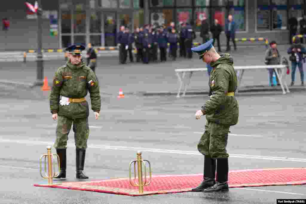 Во Владивостоке тем временем военнослужащие раскатывали красный ковер. 