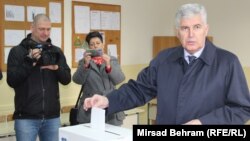 Dragan Čović, predsjednik HDZ-a BiH, glasa na izborima za predsjednika Hrvatske u školi u Mostaru 5. 1. 2020.
