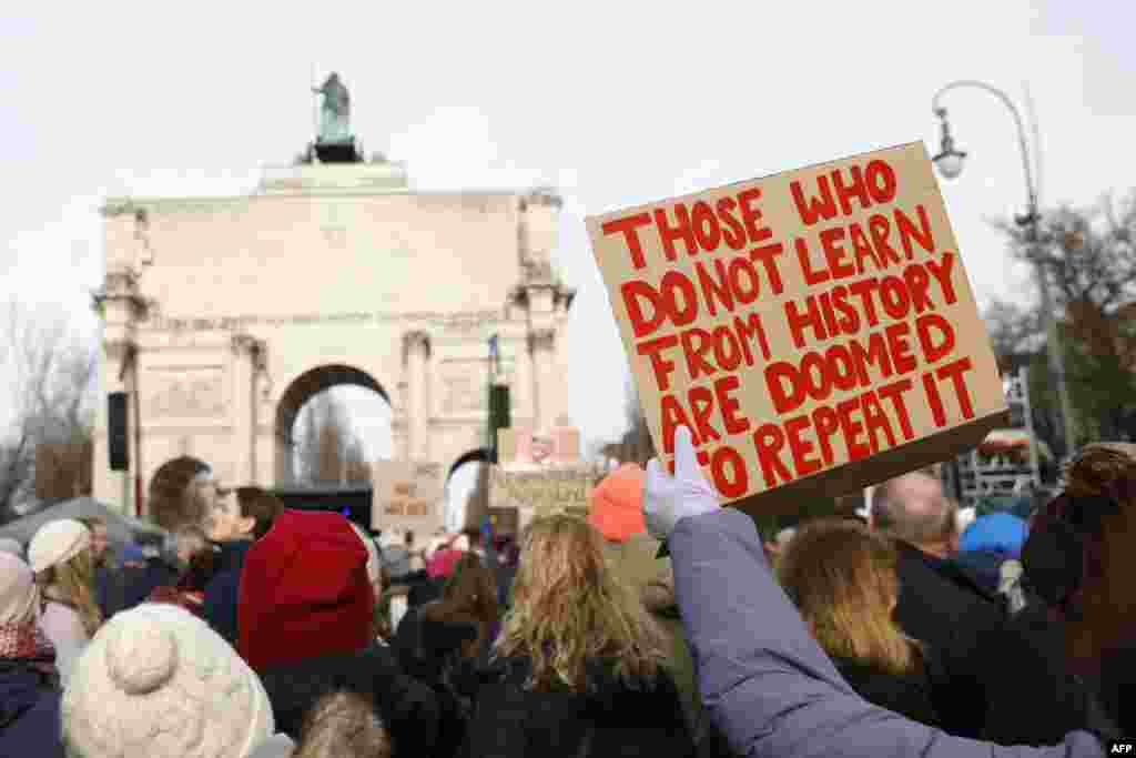 „Cei ce nu învață din istorie sunt blestemați să o repete”. Munchen, 21 ianuarie.