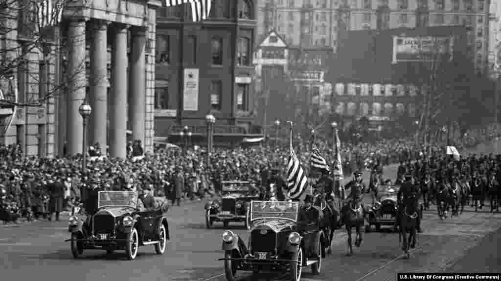 Kolona vozila predsjednika Calvina Coolidgea (bez šešira na zadnjem sjedištu vodećeg automobila) nakon njegove druge inauguracije 4. marta 1925. godine. Ceremonija je bila prva koja je nacionalno prenošena putem radija, što je omogućilo da oko 23 miliona Amerikanaca sluša predsjednikov govor.