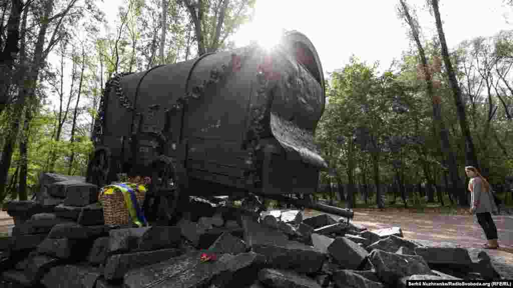 Пам'ятник «Ромська Кибитка» – скульптурна композиція, яка увічнює пам'ять про жертви геноциду ромів під час Другої світової війни. Встановлена на місці розстрілу 10 тисяч мирних ромів у Бабиному Яру