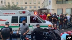 O mulțime de oameni adunată în fața spitalului Universității Americane după sosirea mai multor bărbați care au fost răniți de explozia pagerelor, în Beirut, Liban, 17 septembrie 2024.