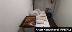 Smrznuta hrana stoji izvan frižidera.