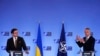 Міністр закордонних справ України Дмитро Кулеба (л) та генеральний секретар НАТО Єнс Столтенберґ