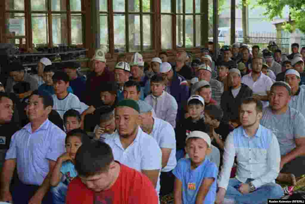 Жалал-Абаддагы айт намазга 600дөн ашык киши келген. 