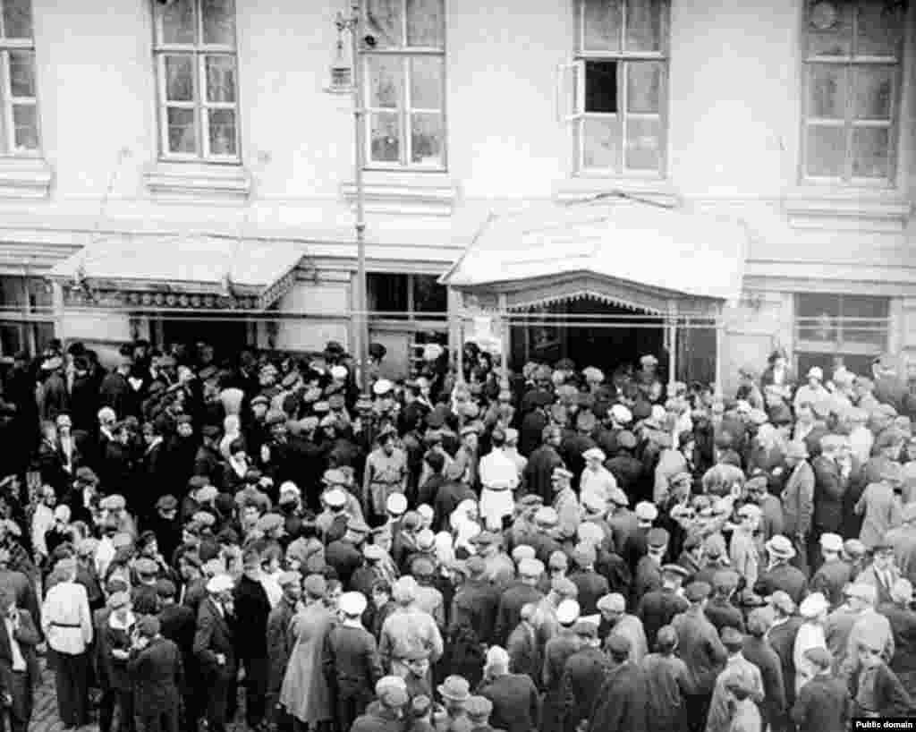 Вид улицы Большая Дмитровка у Дома Союзов во время слушания «Шахтинского дела» Кинокадр. Кинолетопись. Киностудия Совкино, 1928 г. Оператор В.Ешурин. РГАКФД