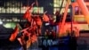 Personalul de urgență scoate bucăți ale elicopterului căzut în râul Hudson, în apropiere de Lower Manhattan din New York, SUA, 10 aprilie 2025. 
