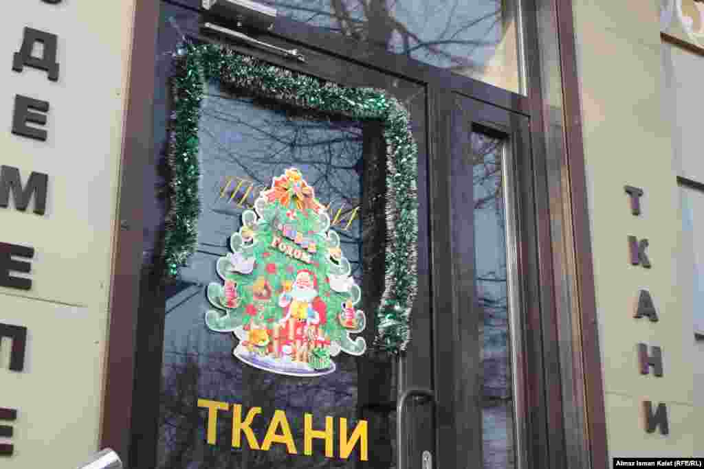 Витрины магазины украшают и Санта Клаусы, и Деды Морозы.