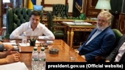 У 2019 році олігарх Ігор Коломойський називав Володимира Зеленського своїм бізнеспартнером, а після виборів заявляв, що морально підтримує його. У 2021 році Зеленський підтримав санкції США проти Коломойського