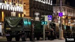 Автомобили с сотрудниками ОМОНа на проспекте Независимости во время протестов против результатов выборов президента Беларуси. Минск, 10 августа 2020 года.