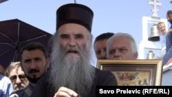 Mitropolit Amfilohije ispred crkve na Rumiji