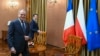Premierul polonez Donald Tusk îl primește la Varșovia, pe 12 decembrie 2024, pe președintele francez Emmanuel Macron.