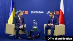 Президент України Петро Порошенко (ліворуч) та президент Польщі Анджей Дуда. Варшава, 9 липня 2016 року