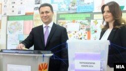 Nikola Gruevski glasa na izborima u aprilu 2014.