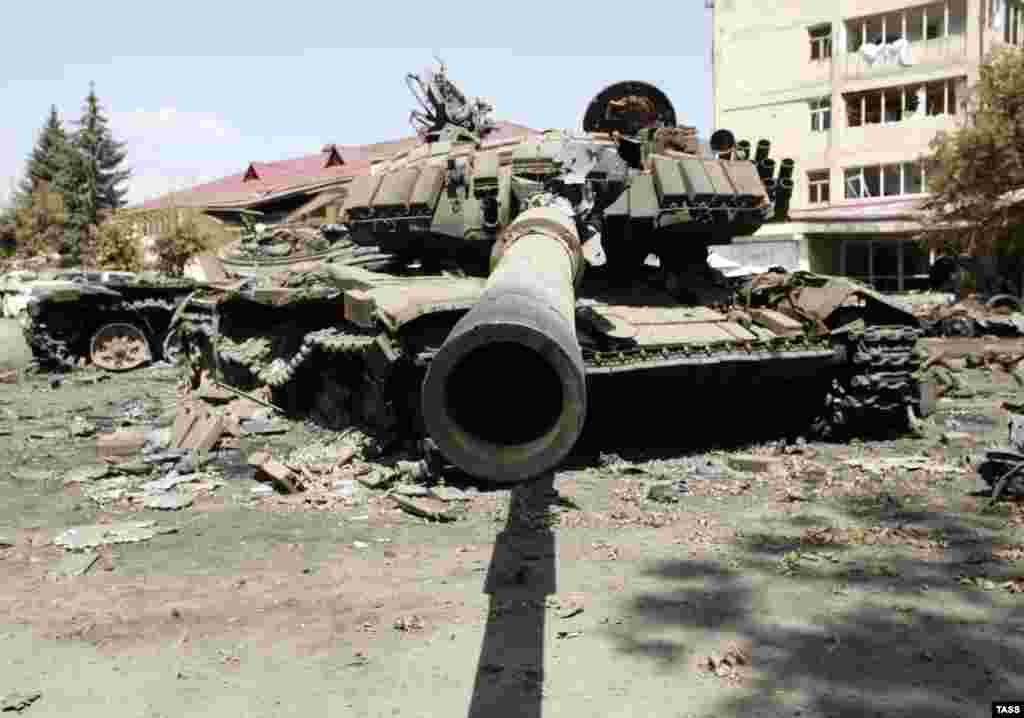 Підбитий грузинський танк серед руїн у Цхінвалі, 14 серпня 2008 року. Представники Росії і Грузії домовилися про перемир’я 12 серпня, через два дні його підписали і фактичні лідери Південної Осетії й Абхазії