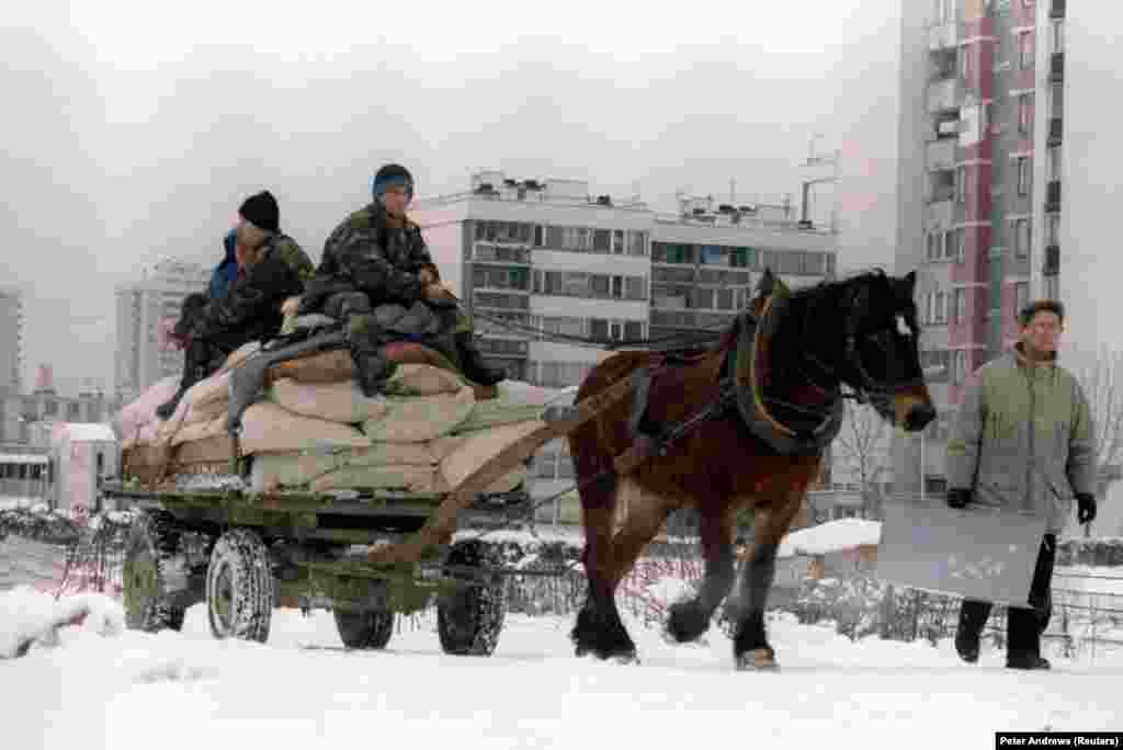 Sa ograničenom količinom goriva, vojnici Armije Republike Bosne i Hercegovine koristili su konjsku zapregu kako bi raspodijelili hranu i ostale potrepštine, 5. januar 1995.