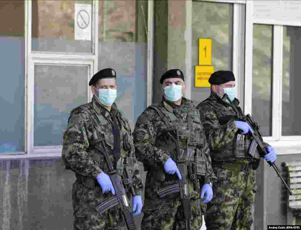 Vojnici ispred Klinike za infektivne i tropske bolesti "Prof. dr Kosta Todorović", Beograd, 16. mart