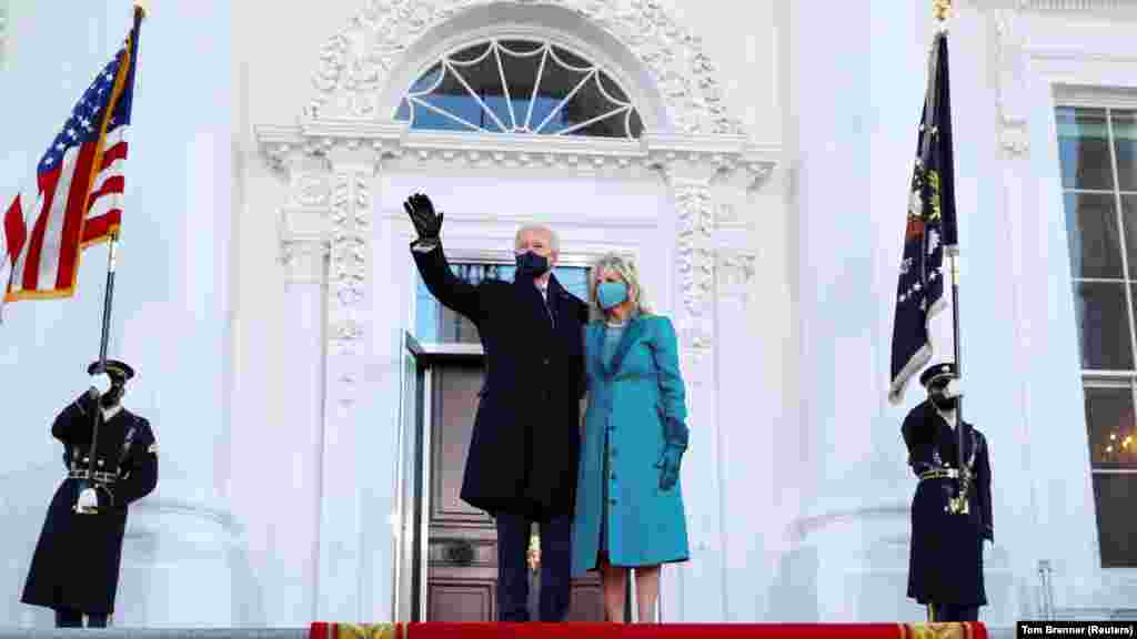 Predsjednik SAD-a Joe Biden maše pored prve dame Jill Biden dok stoje na sjevernom trijemu Bijele kuće nakon njegove inauguracije 20. januara 2021. godine. 