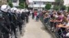 Promene na nivou opštinske vlasti u nekim gradovima Crne Gore bile su praćene i incidentima, uključujući i nasilne. Posebno u Budvi gde je zabeležena i ova fotografija u vreme protesta građana ispred policijske stanice zbog hapšenja lokalnih funkcionera 17. juna 2020.