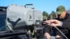 Ministar Ivica Dačić demonstrira upotrebu akustičnog uređaja dugog dometa (LRAD) tipa 450XL i 100X, poznat i kao zvučni top, Beograd, 19. marta 2025.
